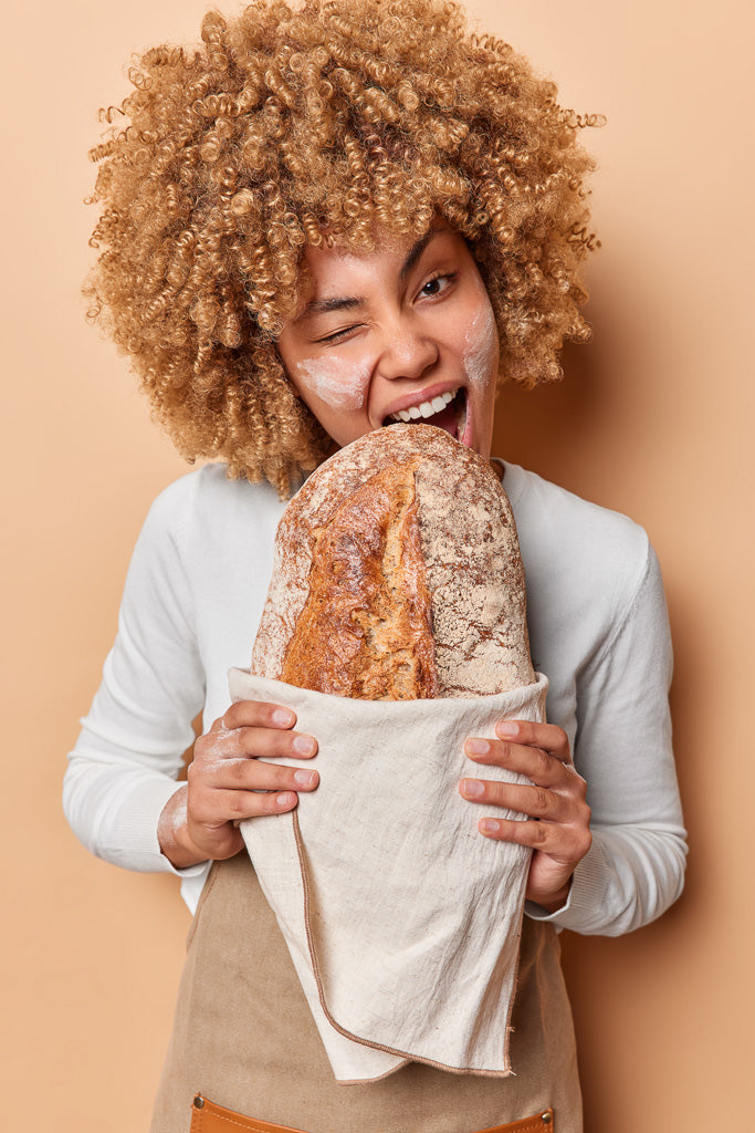 Frau genießt frisches glutenfreies Sauerteigbrot