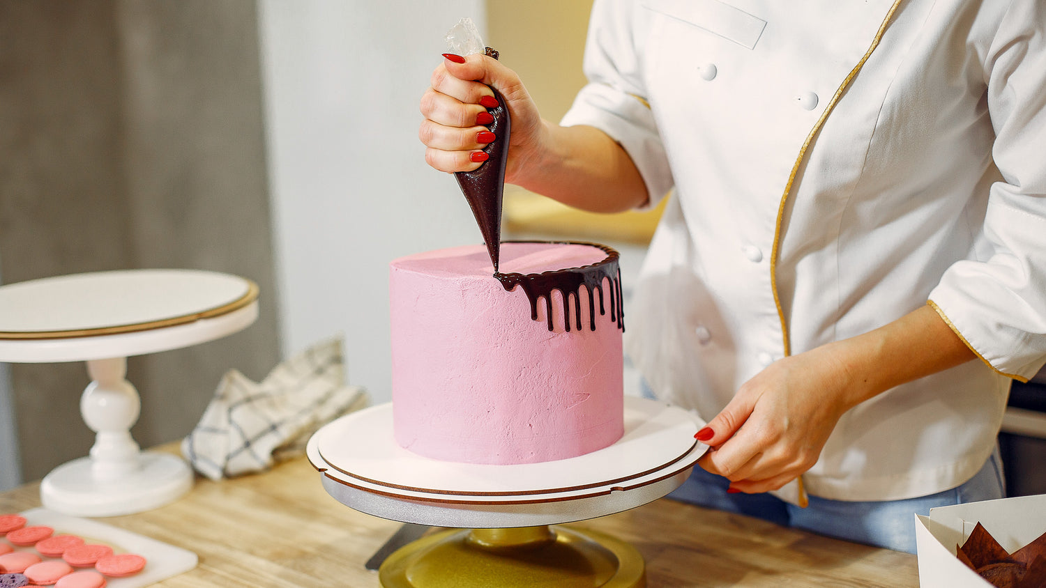 Konditor dekoriert Torte