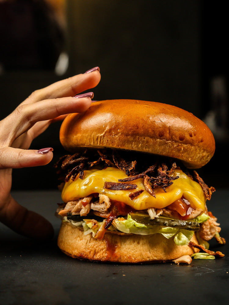 Hand greift nach glutenfreiem Burger