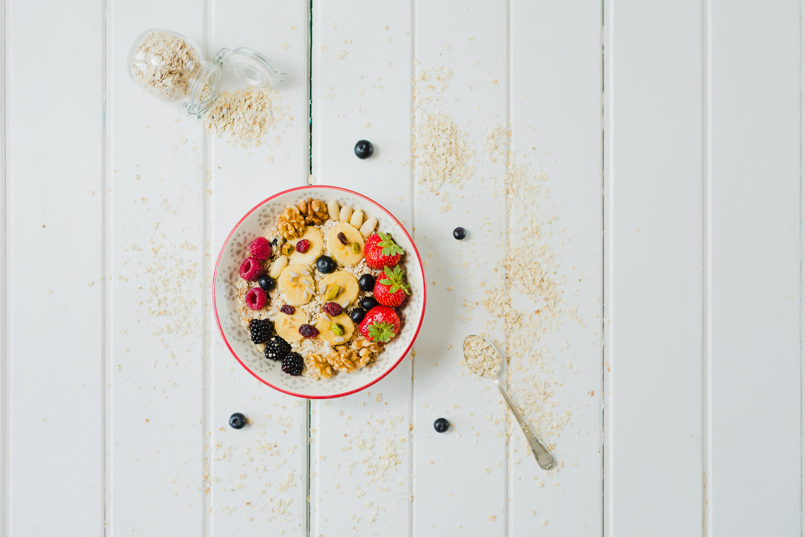 Schale mit gesunden Beeren und glutenfreiem Müsli