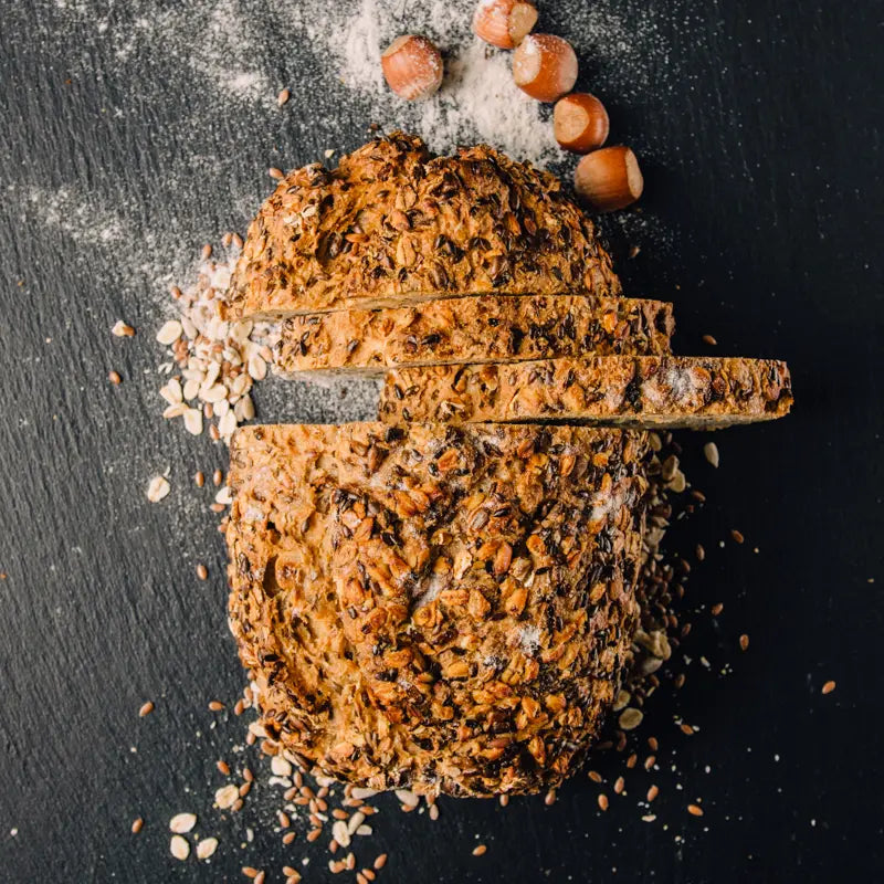 glutenfreies Bio-Hasel-Korn Sauerteigbrot mit Haselnüssen