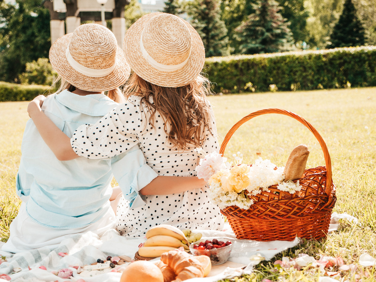 Frauen machen Picknick mit glutenfreien Backwaren