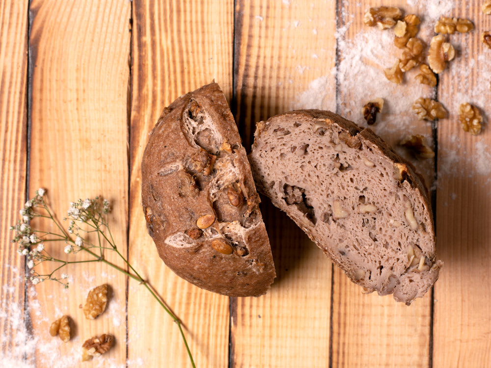 glutenfreies Brot Sir Walnut in Bio-Qualität halbiert